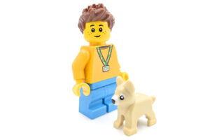 LEGO Jongetje met beige herdershond puppy (Build a Minifigure)